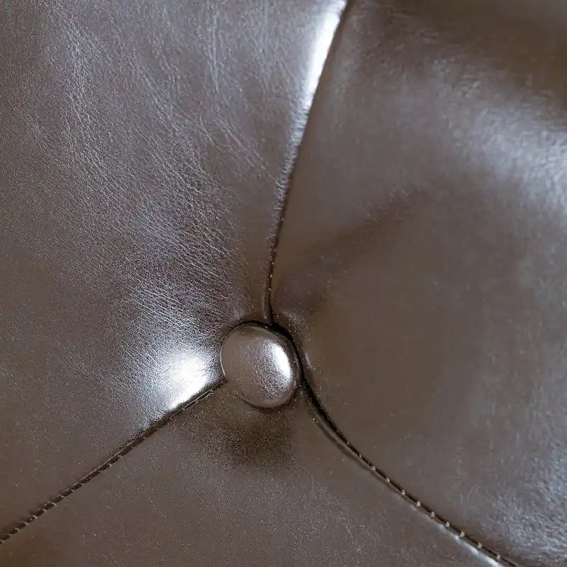 Chaises de salle à manger en similicuir (deux chaises par lot).