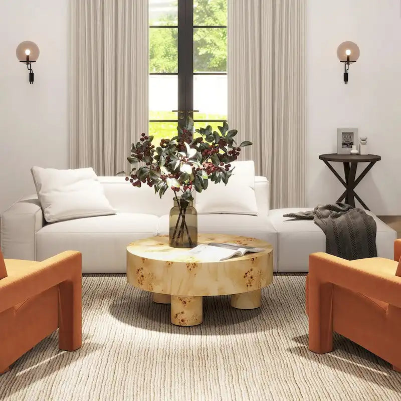 Table basse ronde de 35,5 pouces en toile de jute avec pieds colonnaires.