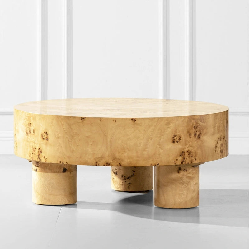 Table basse ronde de 35,5 pouces en toile de jute avec pieds colonnaires.