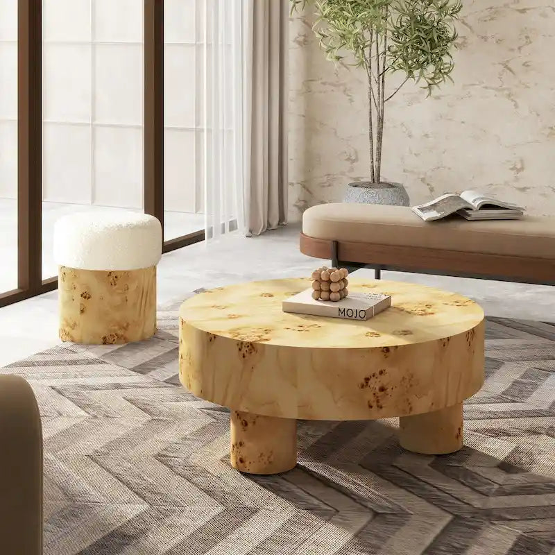 Table basse ronde de 35,5 pouces en toile de jute avec pieds colonnaires.